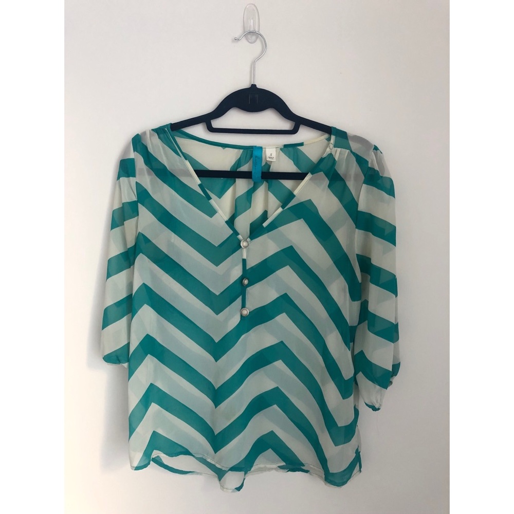 Buttons sheer blouse chevron print
